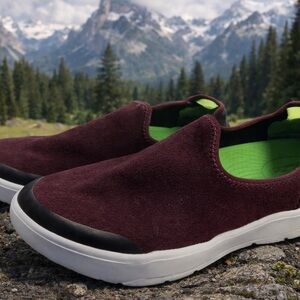 OOFOS Slip-On Sneakers Burgundy with Lime Green Insole